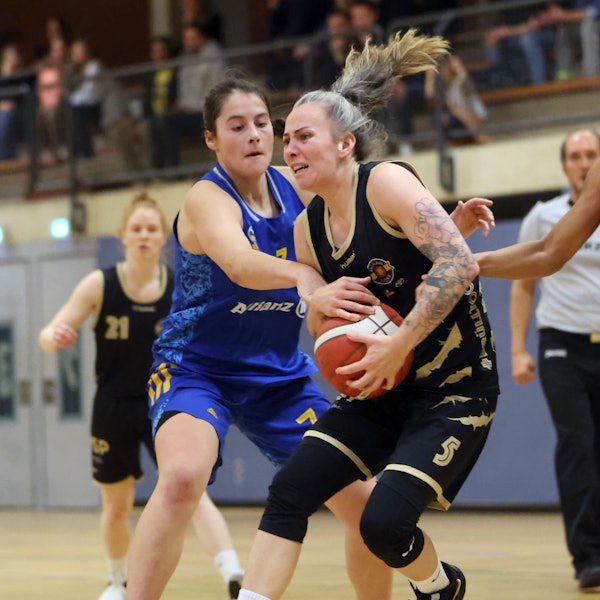 Joyce Cousseins-Smith von den Rheinland Lions schirmt den Spielball gegen ihre Gegnerin ab.
