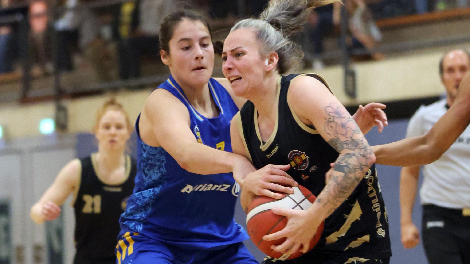 Spielszene aus einem Duell zwischen Basketballerinnen der Rheinland Lions und Alba Berlin.