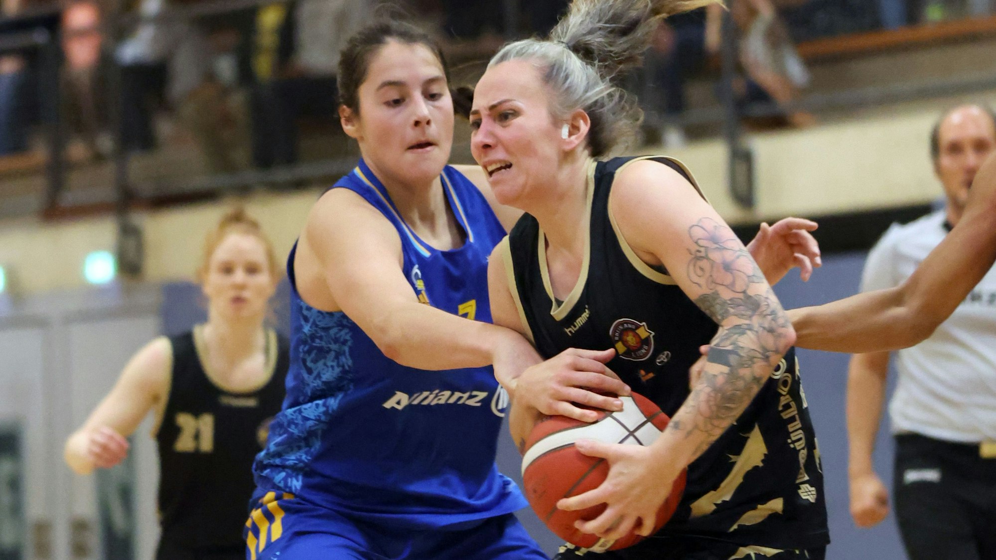 Spielszene aus einem Duell zwischen Basketballerinnen der Rheinland Lions und Alba Berlin.