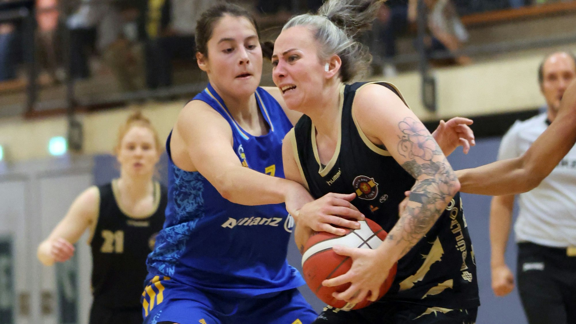 Joyce Cousseins-Smith von den Rheinland Lions schirmt den Spielball gegen ihre Gegnerin ab.