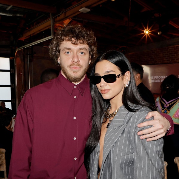 Jack Harlow legt den Arm um Sängerin Dua Lipa.