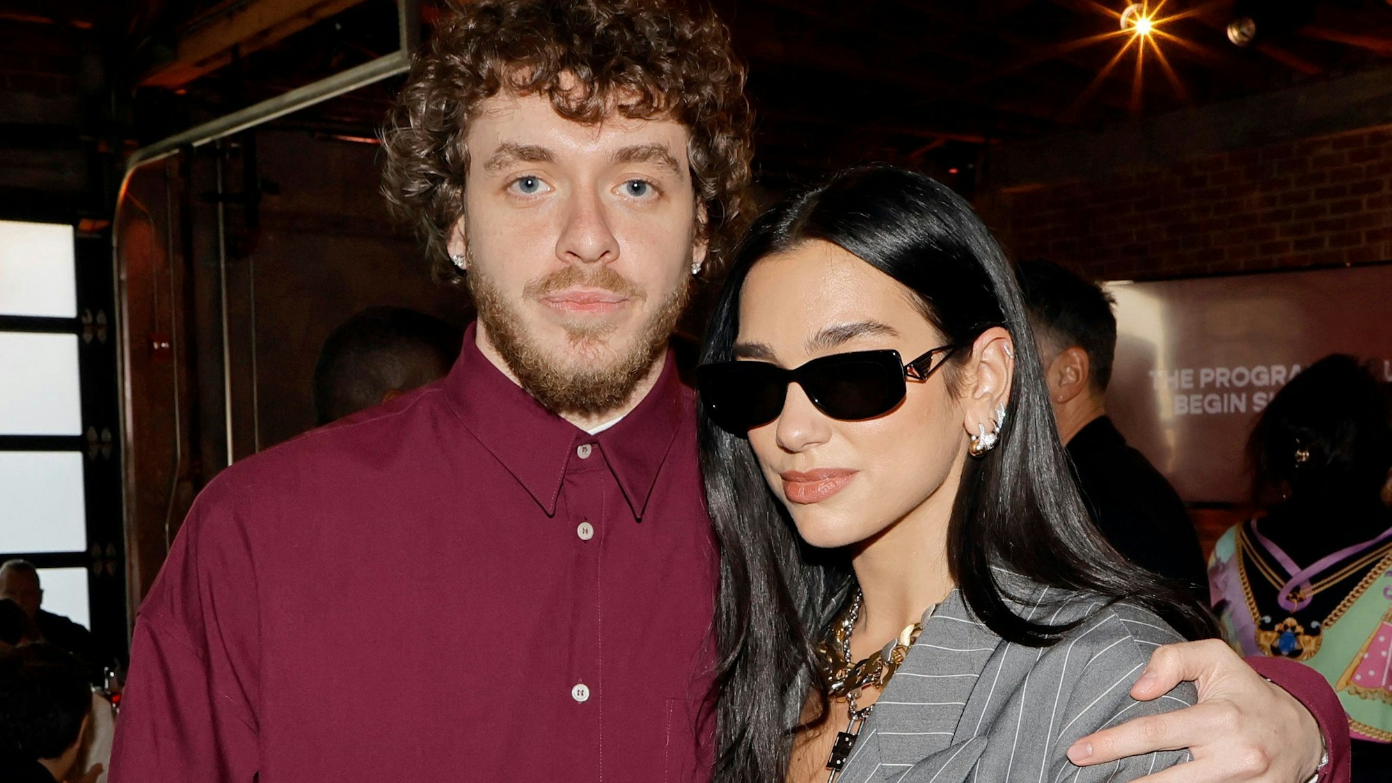Jack Harlow legt den Arm um Sängerin Dua Lipa.