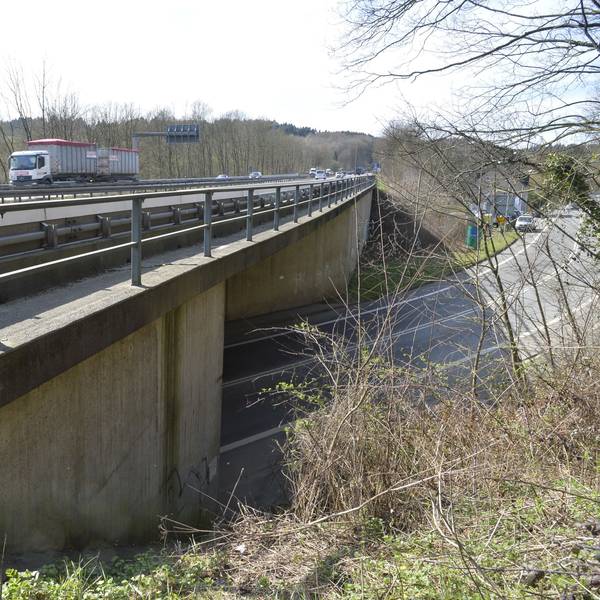 Die Autobahn 4 überquert bei Untereschbach die Landstraße 136. Die Brücke wird 2024 abgerissen und neu gebaut.