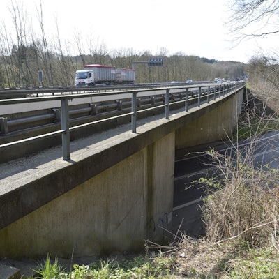 Die Autobahn 4 überquert bei Untereschbach die Landstraße 136. Die Brücke wird 2024 abgerissen und neu gebaut.