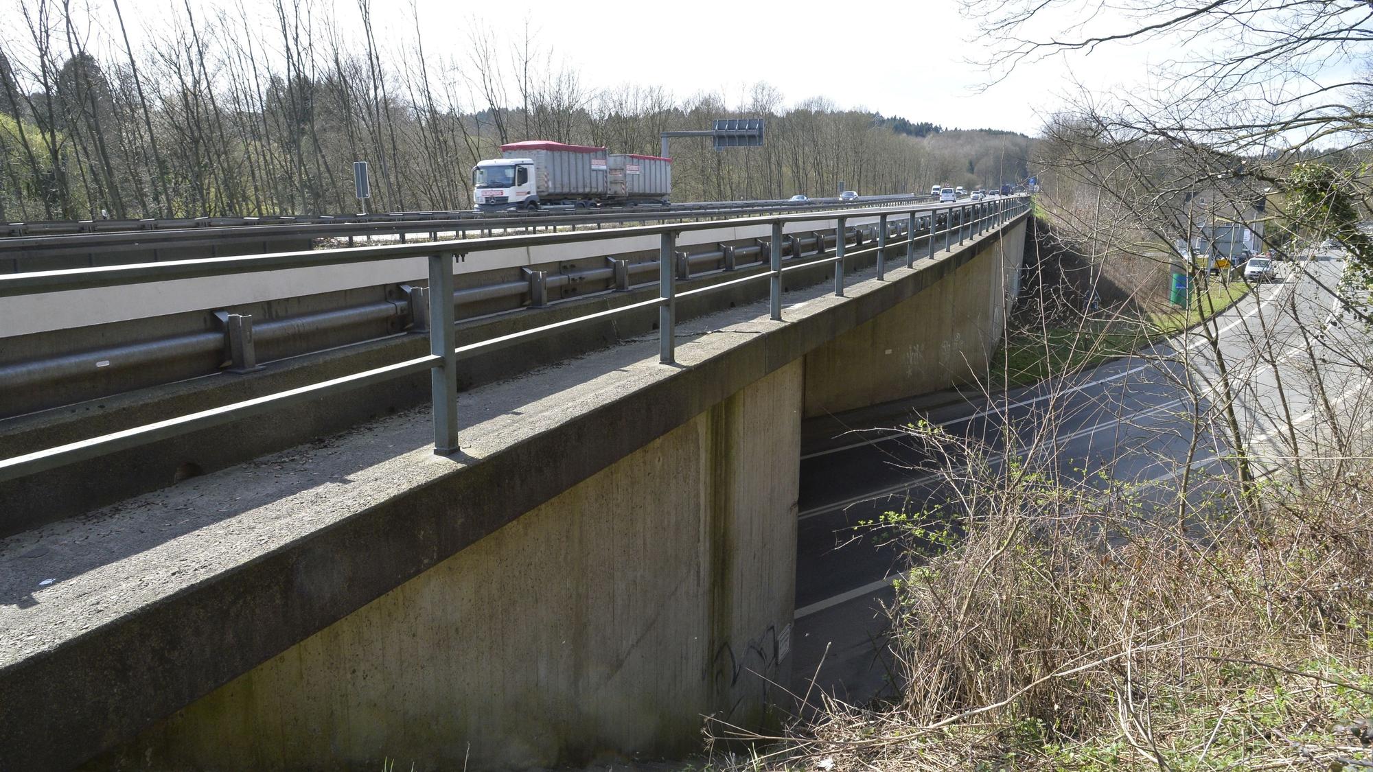 Die Autobahn 4 überquert bei Untereschbach die Landstraße 136. Die Brücke wird 2024 abgerissen und neu gebaut.