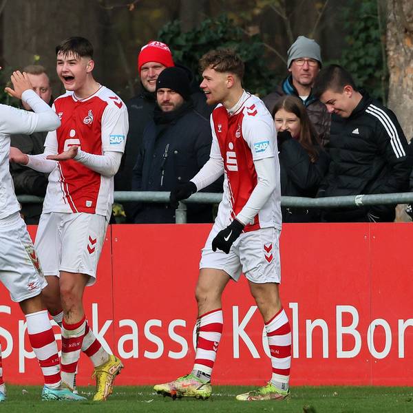 1.FC Köln U19 vs. Preußen Münster U19, A Junioren, DFB Pokal der Junioren, Jubel nach dem Elfmetertor durch Jaka Cuber Potocnik (1.FC Köln), von links: Matti Wagner, Luan Simnica, Jaka Cuber Potocnik, Luis Miguel Cortijo Lange (1. FC Köln), 10.12.2022, Bild: Herbert Bucco
