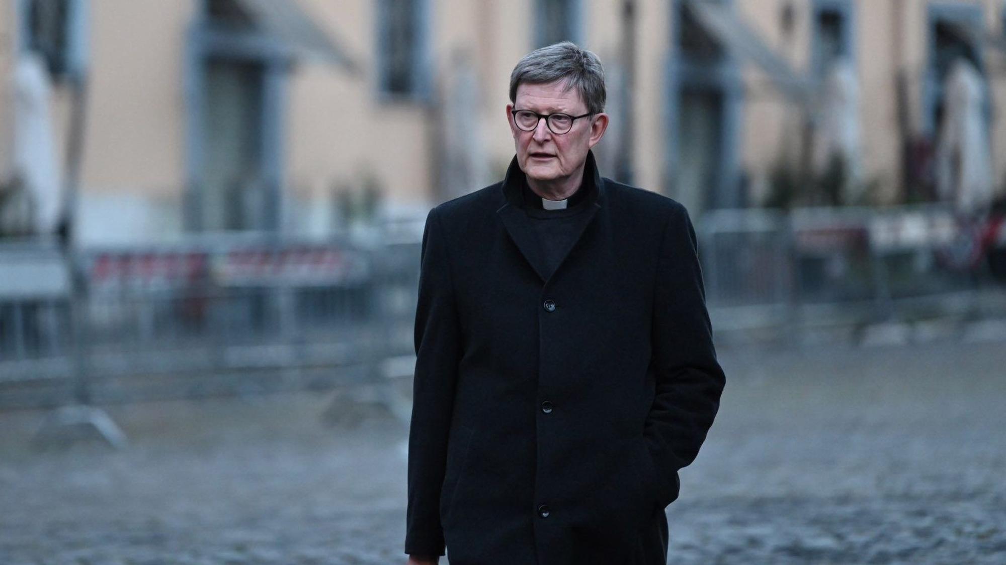 Der Erzbischof von Köln, Kardinal Rainer Maria Woelki, läuft in den Vatikan.