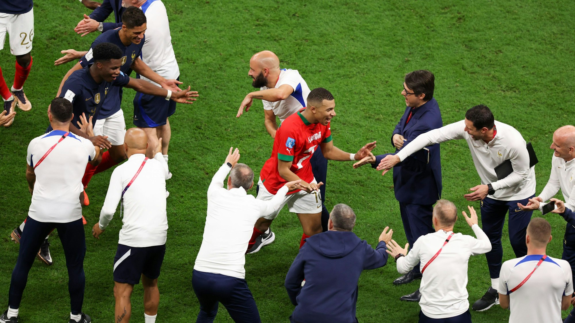Bereitete beide Tore vor und jubelte nach dem Spiel mit seiner Équipe: Kylian Mbappe