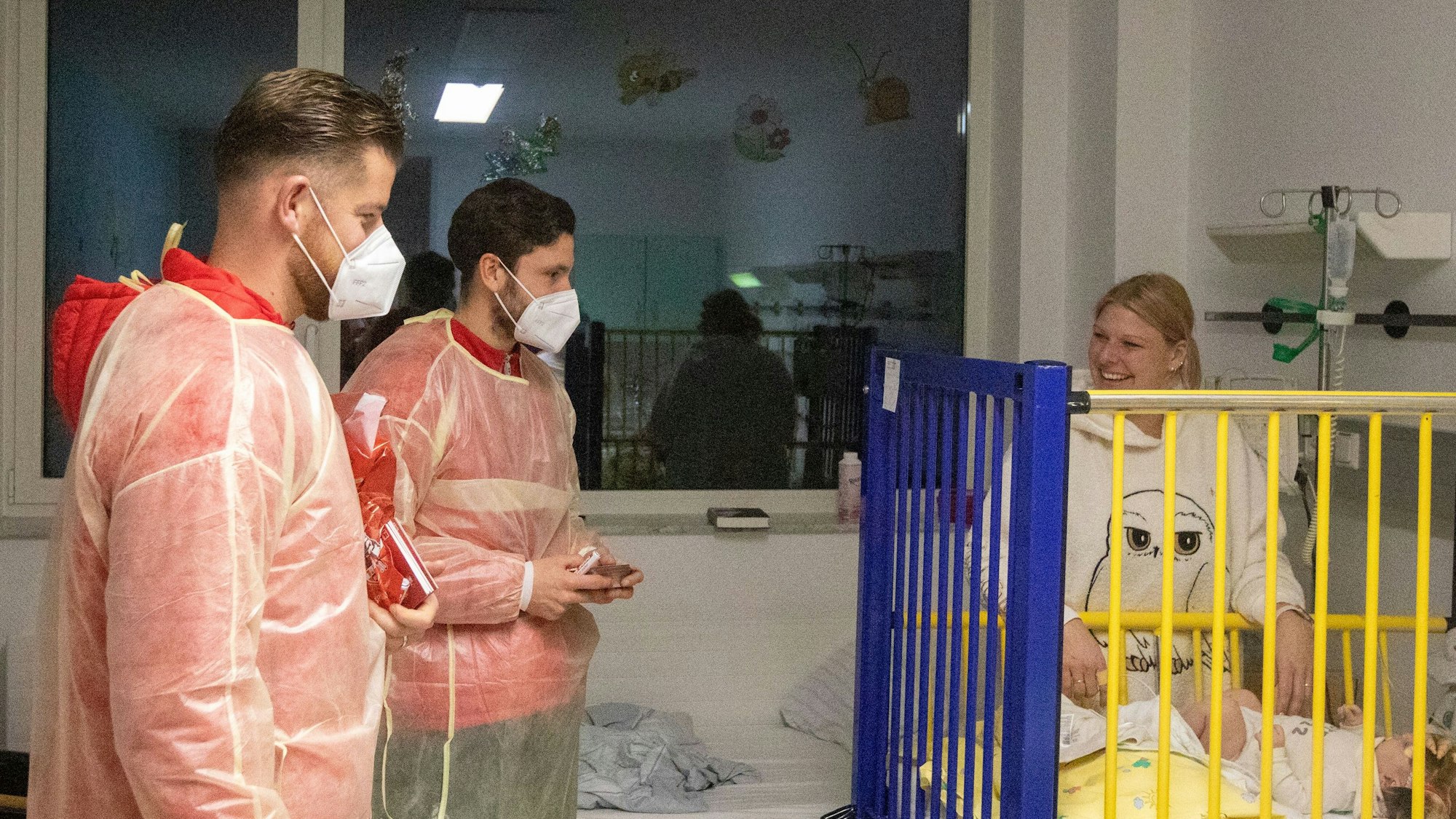 FC-Kapitän Jonas Hector und Timo Horn am Bett einer Patientin