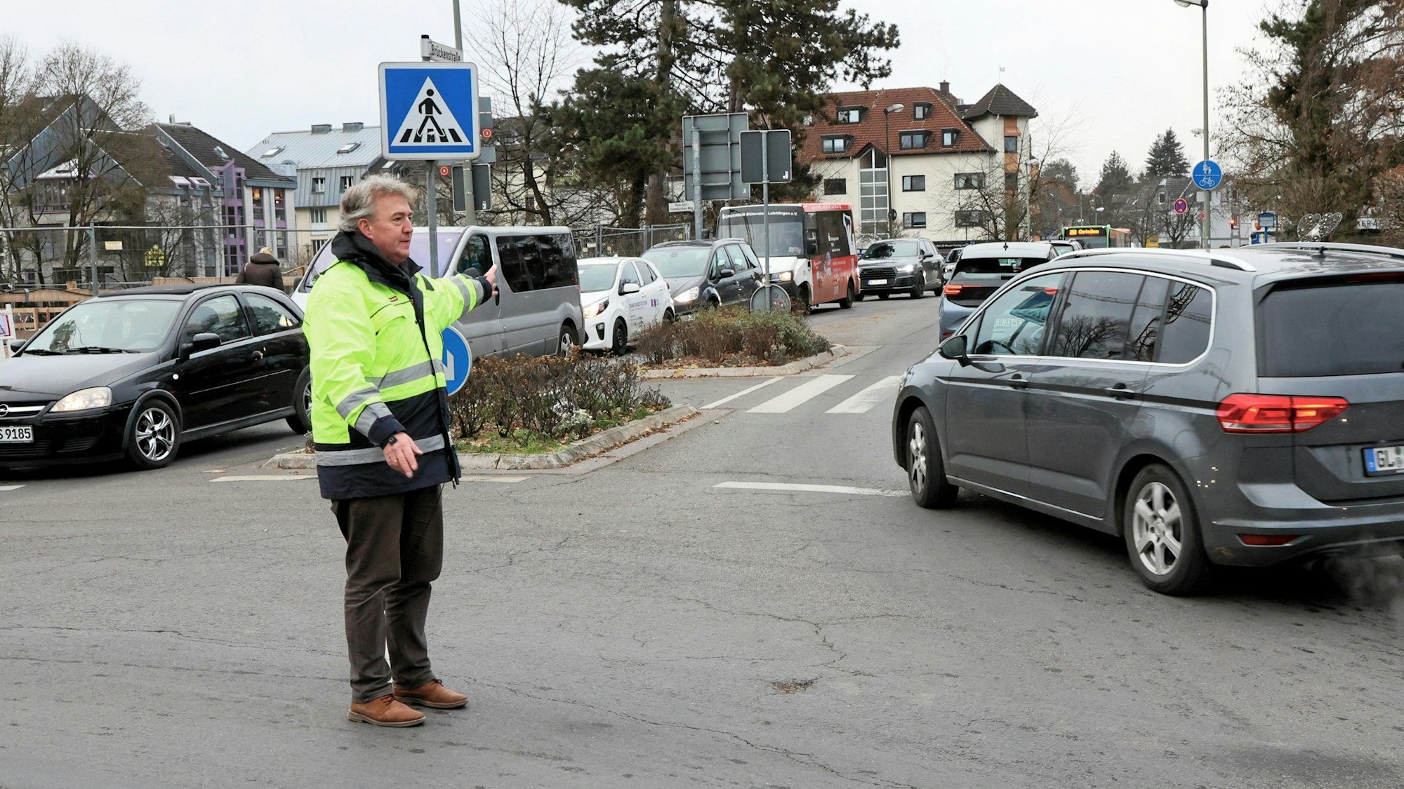 Fachbereichsleiter Tycho Kopperschmidt regelt in gelber Warn-Jacke den Verkehr, als der Kreisel blockiert war. Die Polizei ist nicht zu sehen.