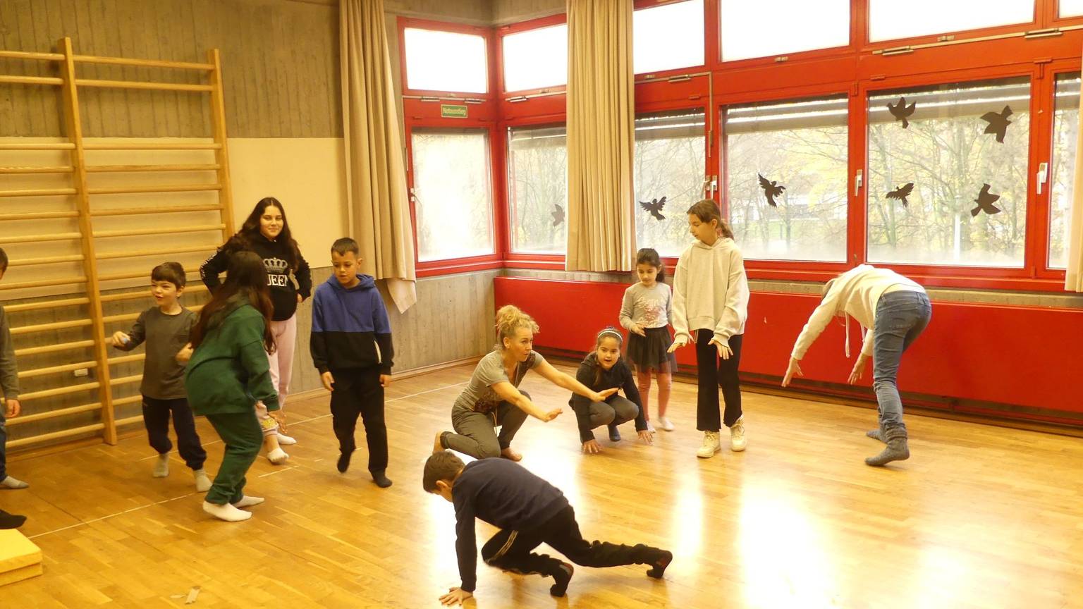 Grundschüler bewegen sich in einer Turnhalle wie Tiere der Arktis.