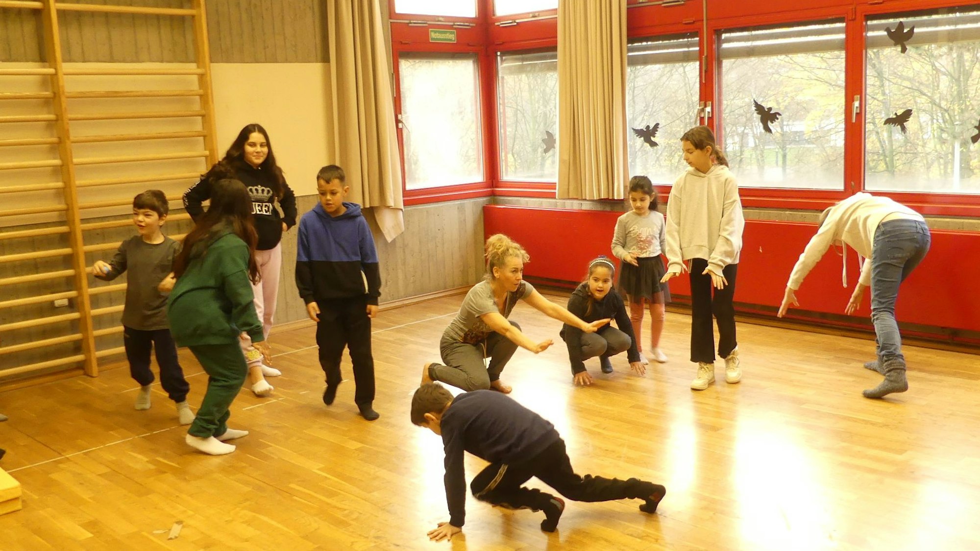 Grundschüler bewegen sich in einer Turnhalle wie Tiere der Arktis.