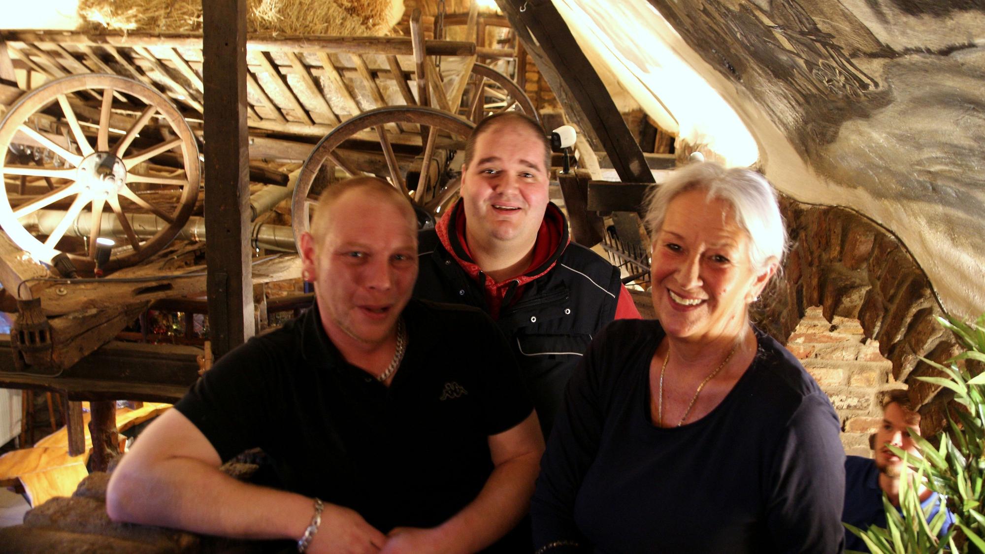 Heuwägelchen-Pächter Mark Eich (Mitte), Servicekraft Sabine (rechts) und Koch Sven Wester (links).