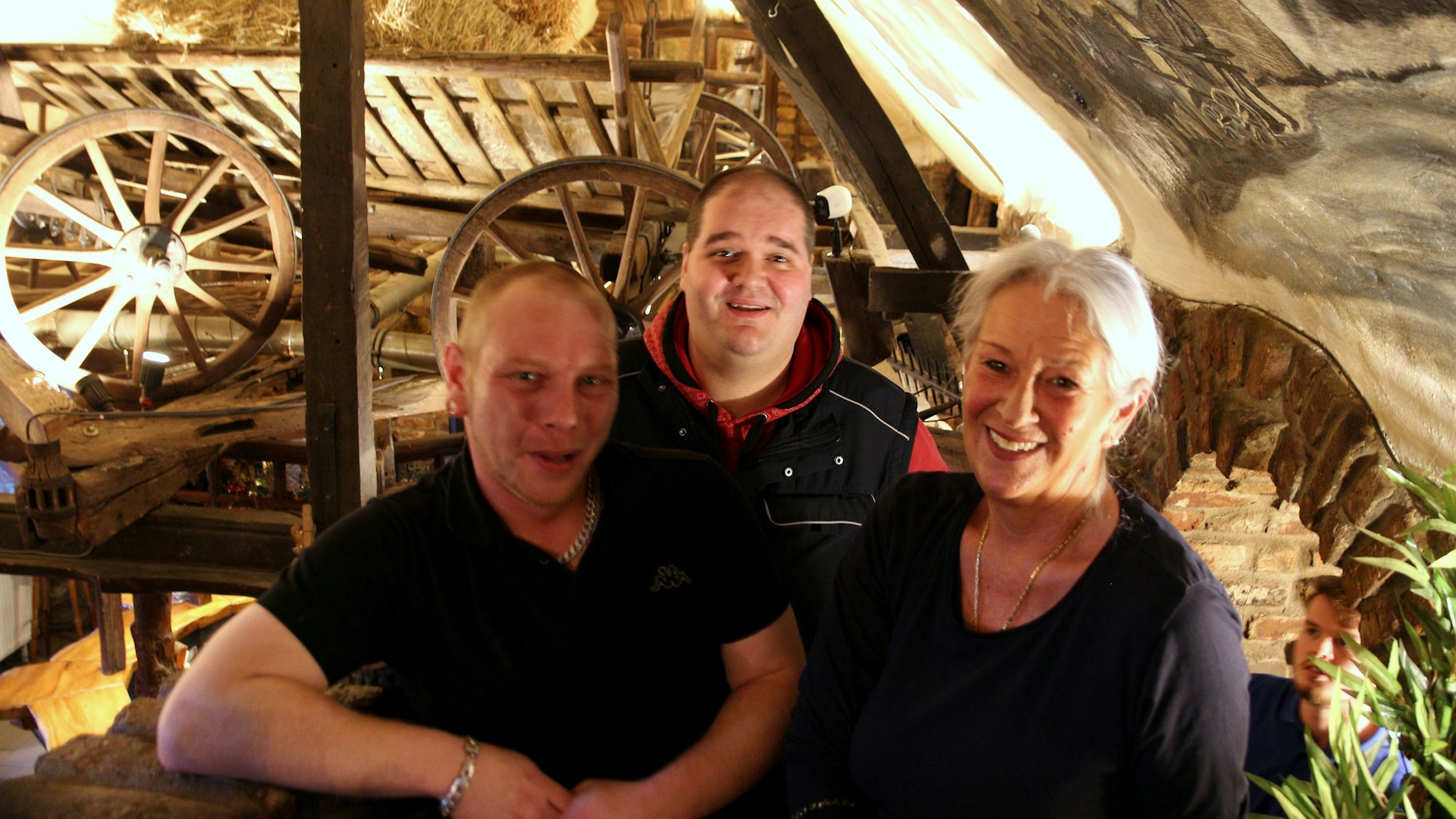 Heuwägelchen-Pächter Mark Eich (Mitte), Servicekraft Sabine (rechts) und Koch Sven Wester (links).