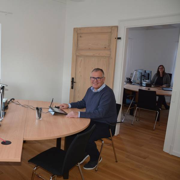 Stephanie Lochelfeldt vom Bürgerbüro und Bürgermeister Frank Steffes sitzen am Schreibtisch, im Hintergrund Standesbeamtin sitzt Britta Peddenbruch im zweiten Büroraum.