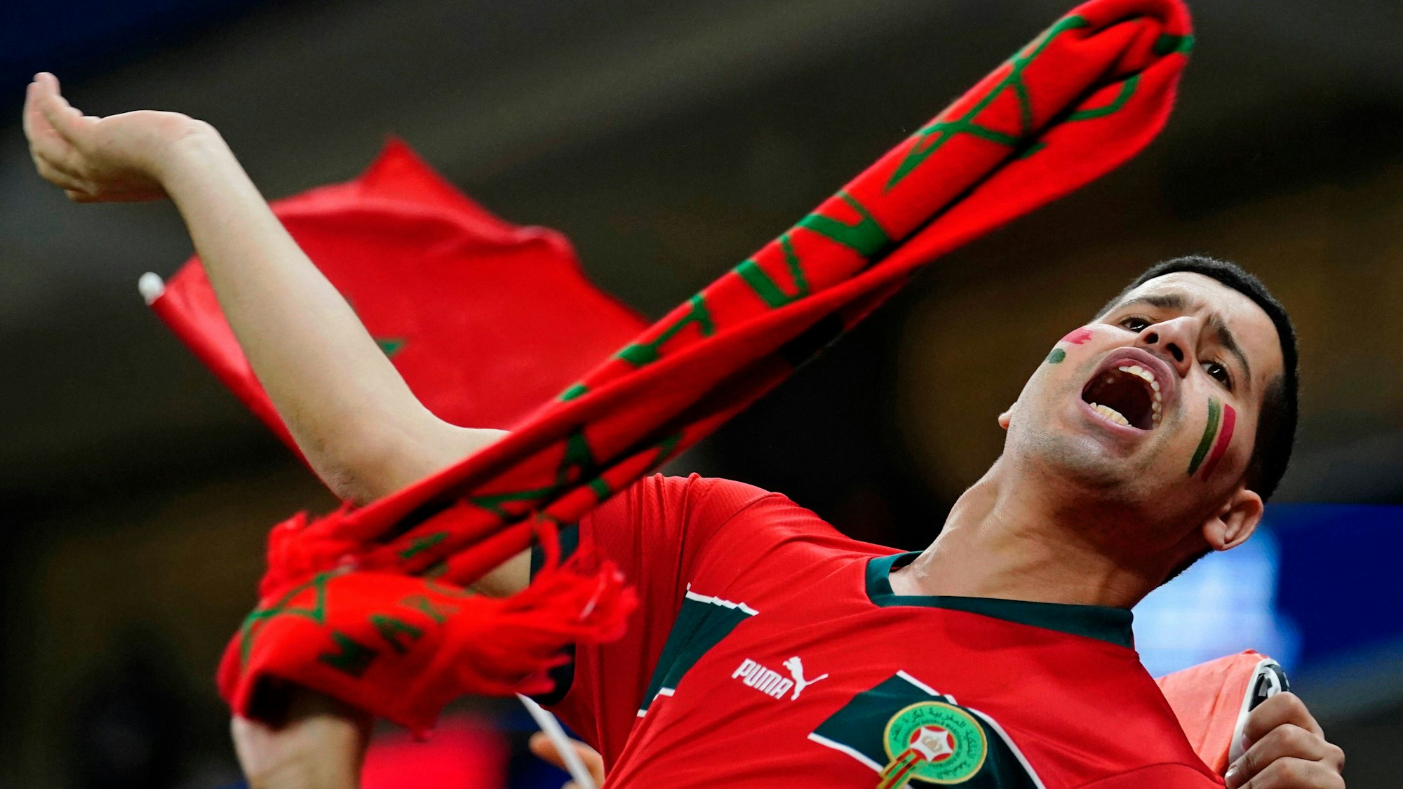 Ein Fan feiert nach dem Tor von Hakim Ziyech in der Partie gegen Kanada.