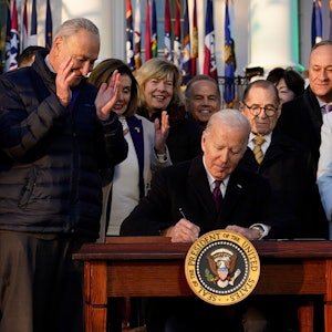 Joe Biden unterzeichnet auf dem Südrasen des Weißen Hauses das Gesetz zum Schutz gleichgeschlechtlicher Ehen.