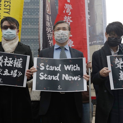 Demonstranten aus Hongkong und Unterstützer aus Taiwan protestieren vor der Bank of China.