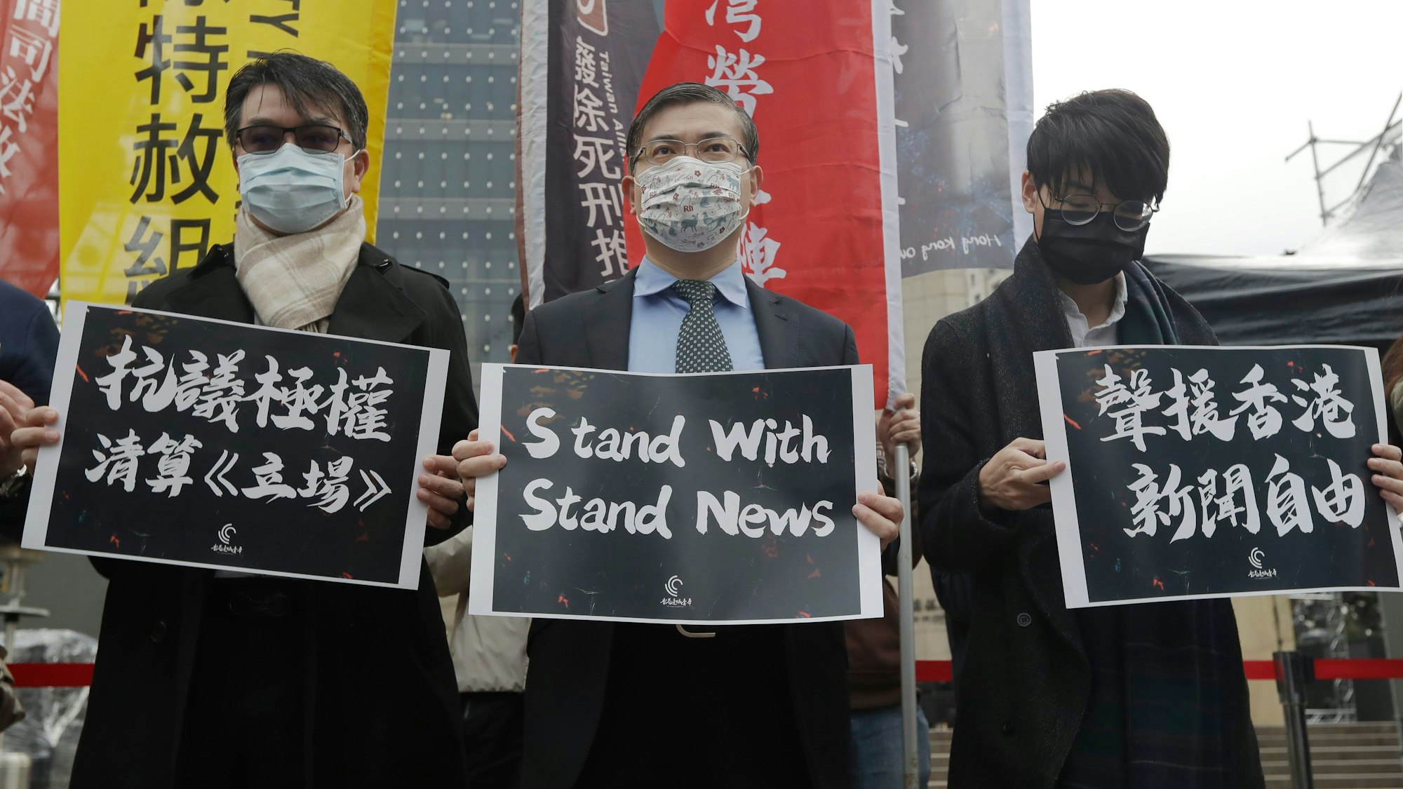 Demonstranten aus Hongkong und Unterstützer aus Taiwan protestieren vor der Bank of China.