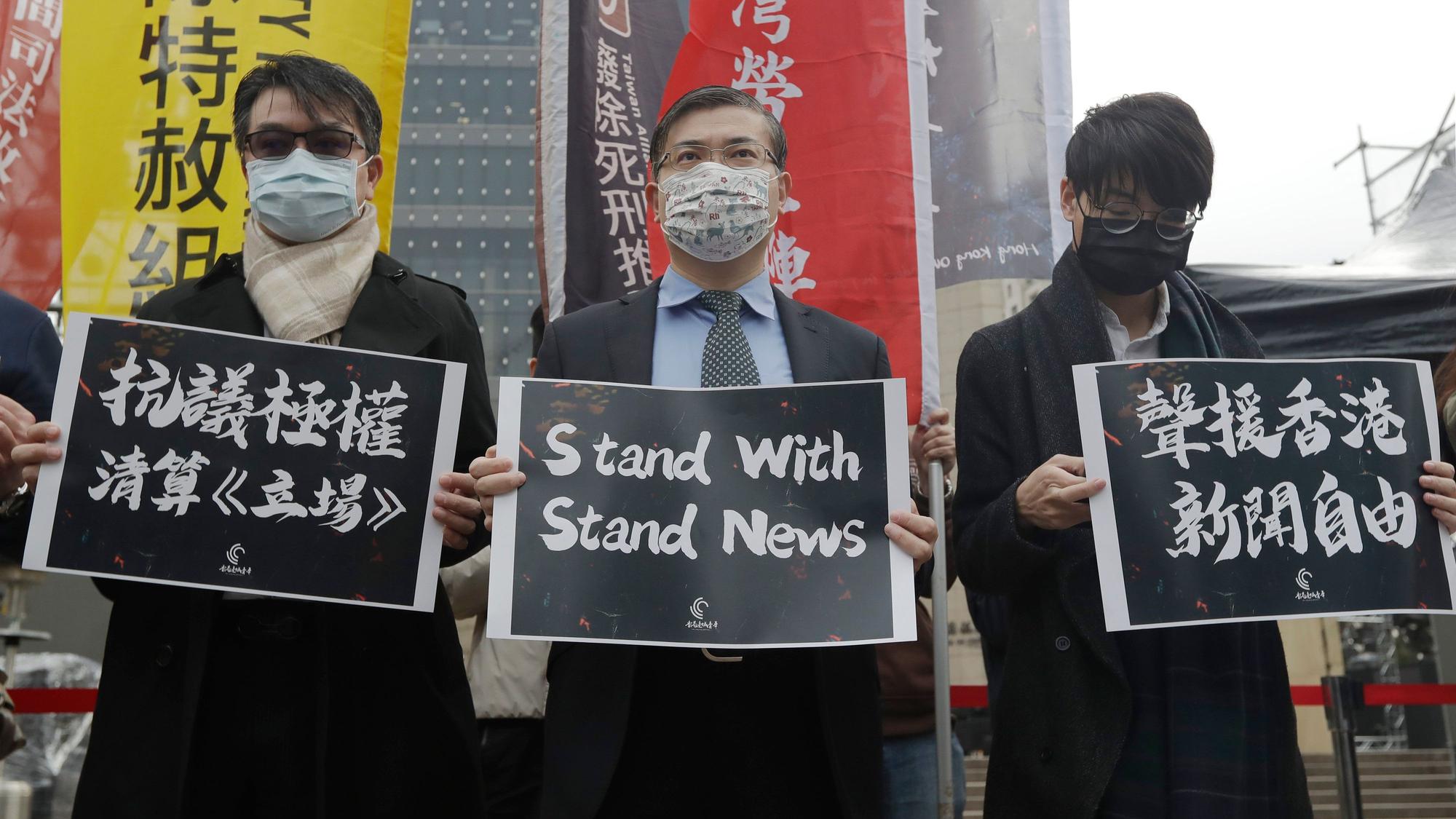 Demonstranten aus Hongkong und Unterstützer aus Taiwan protestieren vor der Bank of China.