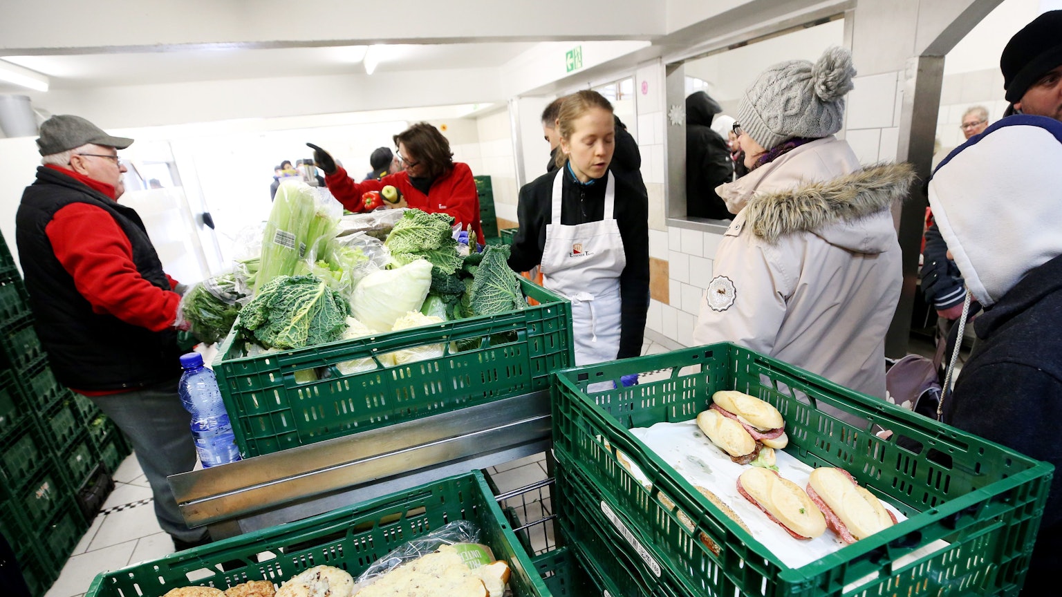 Mitarbeiter der Essener Tafel verteilen Lebensmittel an die Kunden. Zur Bekämpfung von Armut will Nordrhein-Westfalen die von den aktuellen Preissteigerungen für Energie und Lebensmittel besonders Betroffenen mit dreistelligen Millionenhilfen unterstützen.