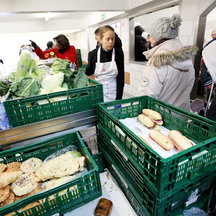 Mitarbeiterinnen und Mitarbeiter einer Tafel bereiten Essensausgaben vor. Die Tafeln haben angesichts wachsender Armut mehr zu tun. (Symbolbild)