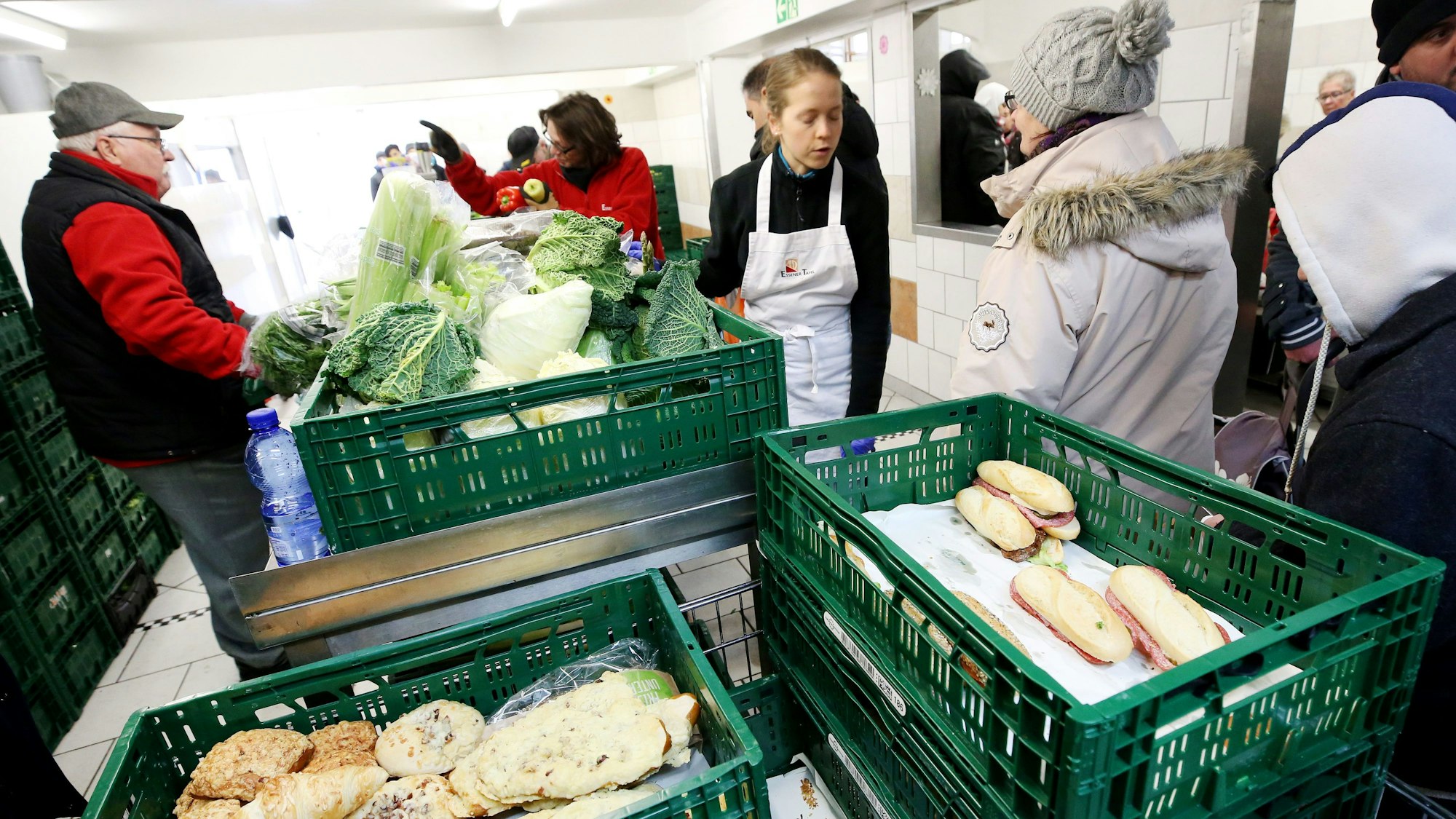 Mitarbeiter der Essener Tafel verteilen Lebensmittel an die Kunden. Zur Bekämpfung von Armut will Nordrhein-Westfalen die von den aktuellen Preissteigerungen für Energie und Lebensmittel besonders Betroffenen mit dreistelligen Millionenhilfen unterstützen.