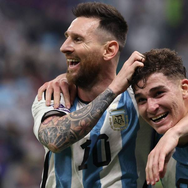 Lionel Messi hat Argentiniens zweifachen Torschützen Julián Álvarez im Arm; Messi war der überragende Spieler beim 3:0 im WM-Halbfinale über Kroatien, hier feiert er das 2:0.