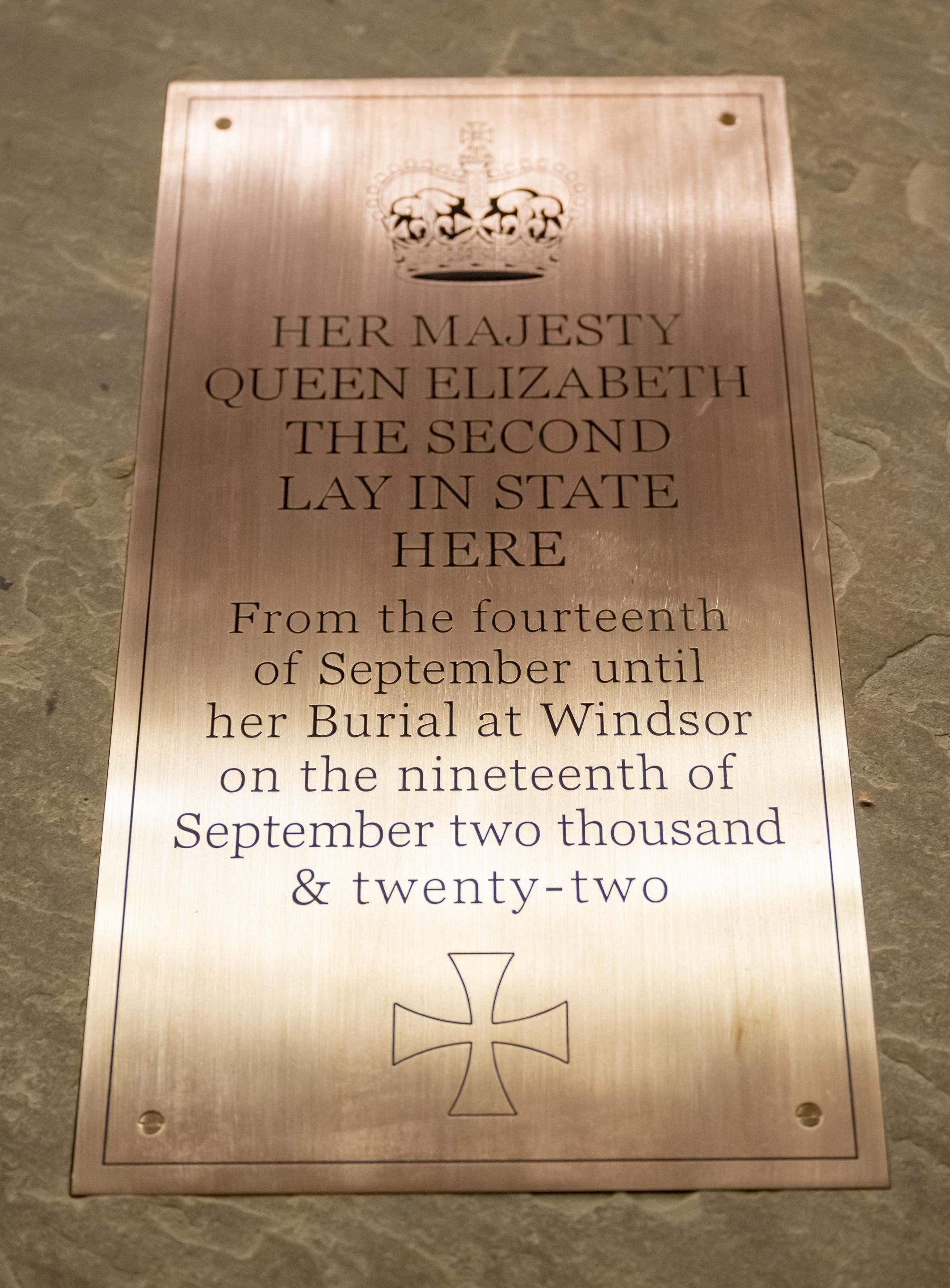 Eine Gedenktafel mit der Aufschrift "Ihre Majestät Königin Elizabeth II. war hier Aufgebahrt. Vom vierzehnten September bis zu ihrer Beerdigung in Windsor am neunzehnten September zweitausendzweiundzwanzig" ist in der Westminster Hall zu sehen.