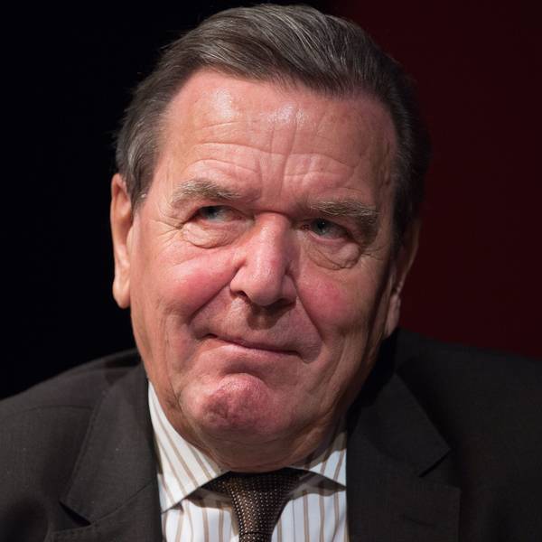Gerhard Schröder bei einem öffentlichen Termin. Er lächelt leicht.