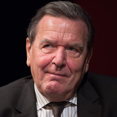 Gerhard Schröder bei einem öffentlichen Termin. Er lächelt leicht.