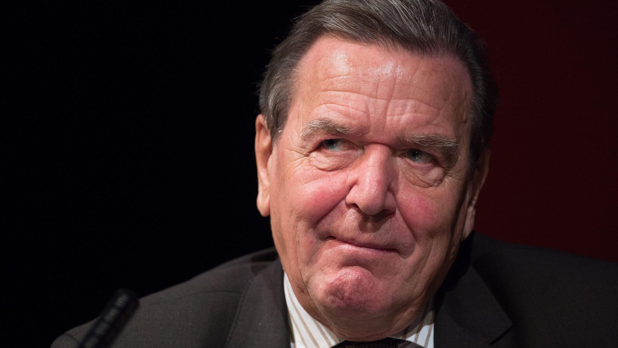 Gerhard Schröder bei einem öffentlichen Termin. Er lächelt leicht.