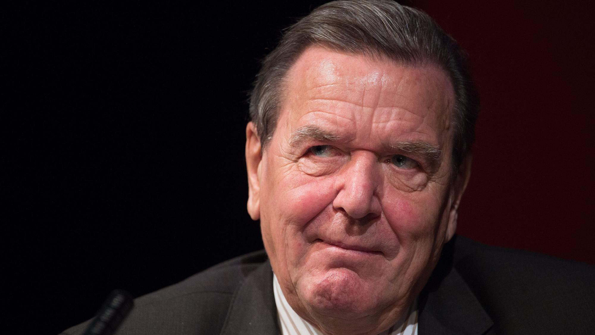 Altkanzler Gerhard Schröder (SPD) spricht auf einer Bühne.