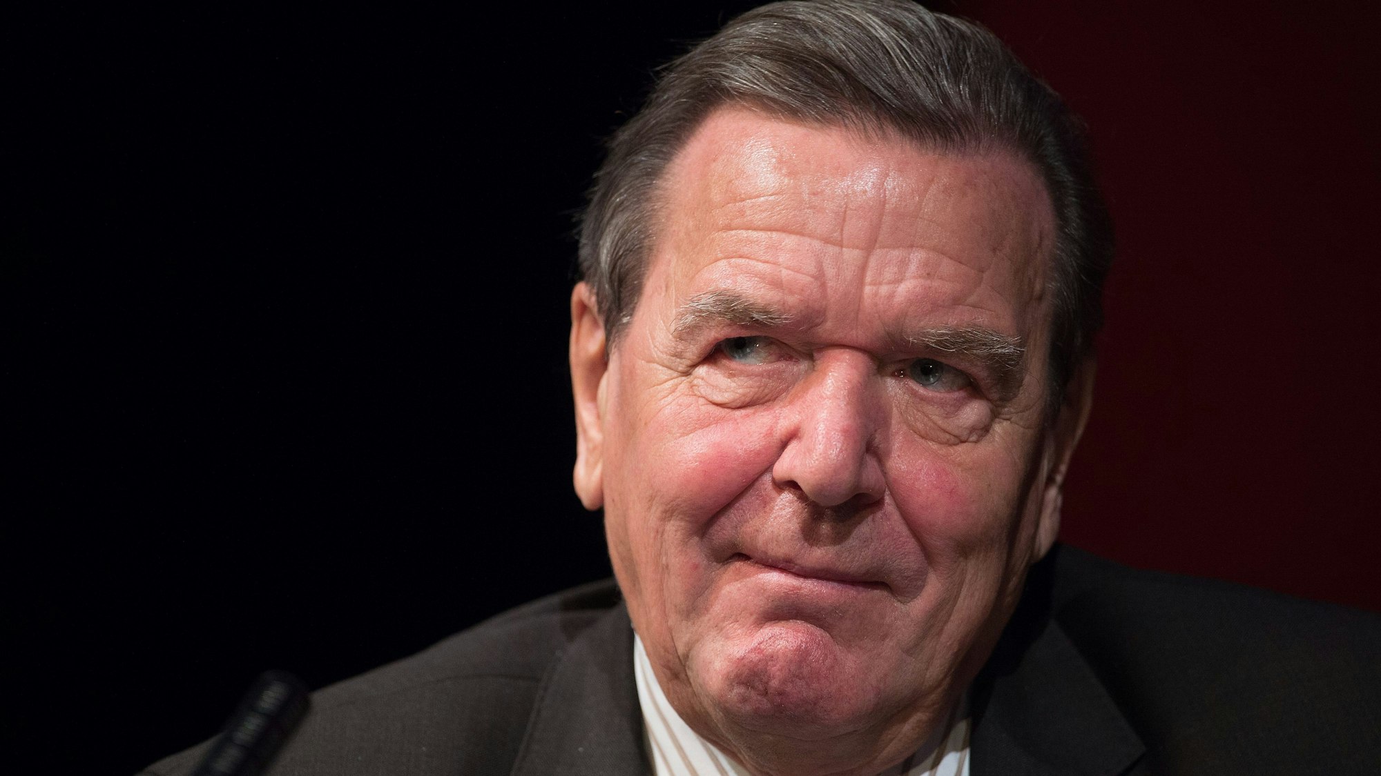 Altkanzler Gerhard Schröder (SPD) spricht auf einer Bühne.
