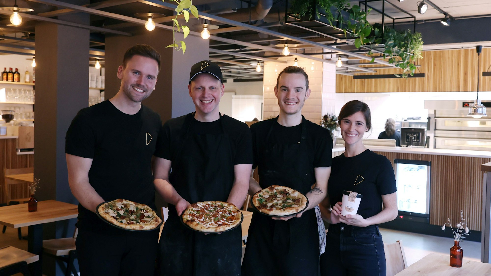 Christoph Klein, Matt Blandy, Marek Perscheid und Alissa Klein präsentieren vegane Pizza und Eiscreme im Restaurant „Virtuous Pie“ in Ehrenfeld.