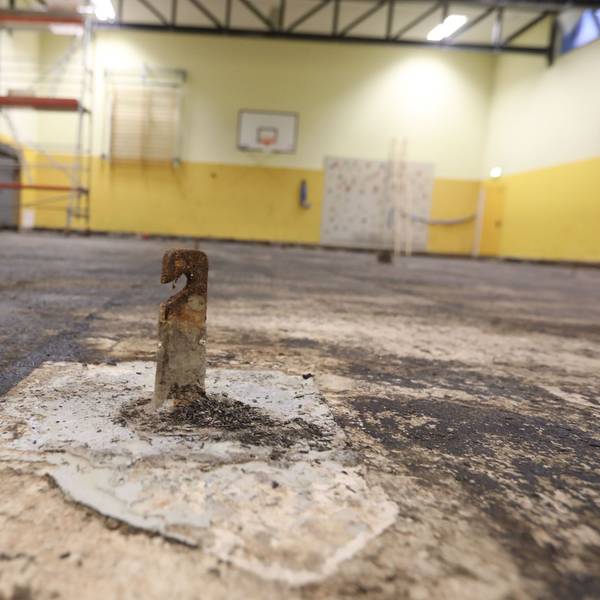 Das Bild zeigt die Turnhalle an der KGS Kupfergasse mit dem herausgerissenen Hallenboden.