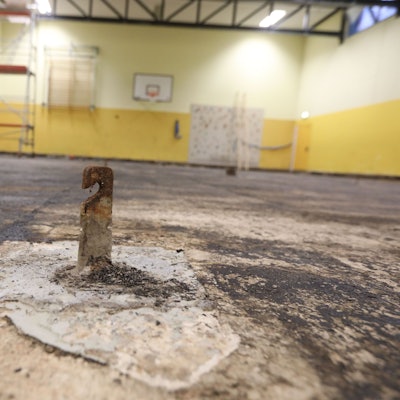 Das Bild zeigt die Turnhalle an der KGS Kupfergasse mit dem herausgerissenen Hallenboden.