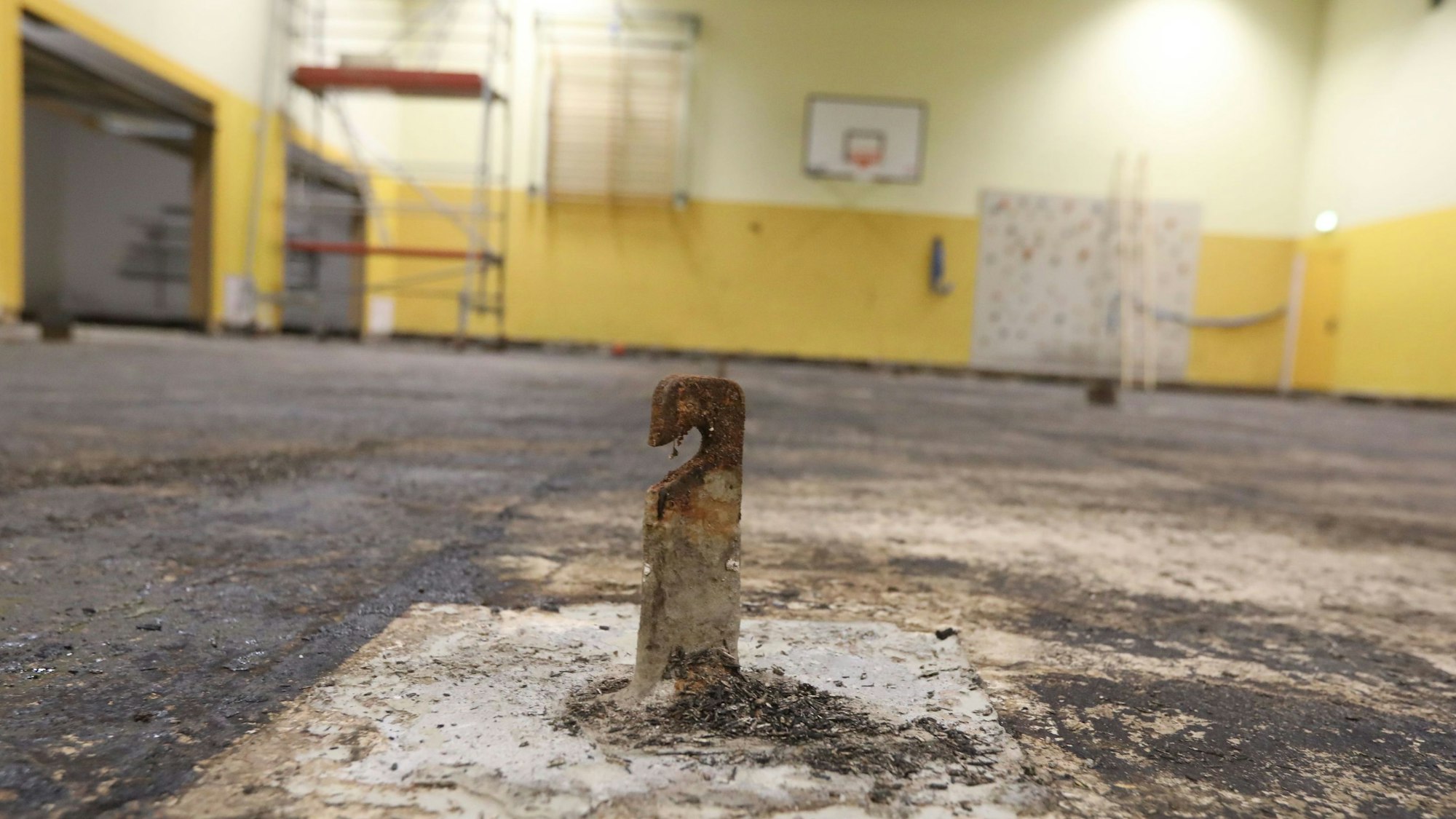 Das Bild zeigt die Turnhalle an der KGS Kupfergasse mit dem herausgerissenen Hallenboden.