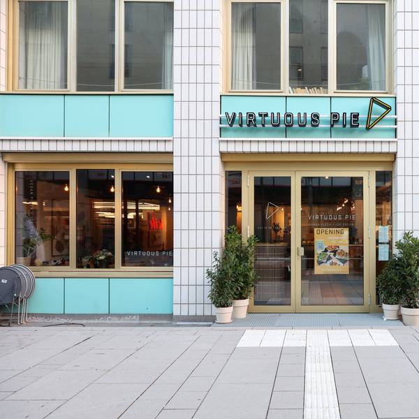 Frontansicht des „Virtuous Pie“-Restaurants im Ehrenfelder 4711-Haus.