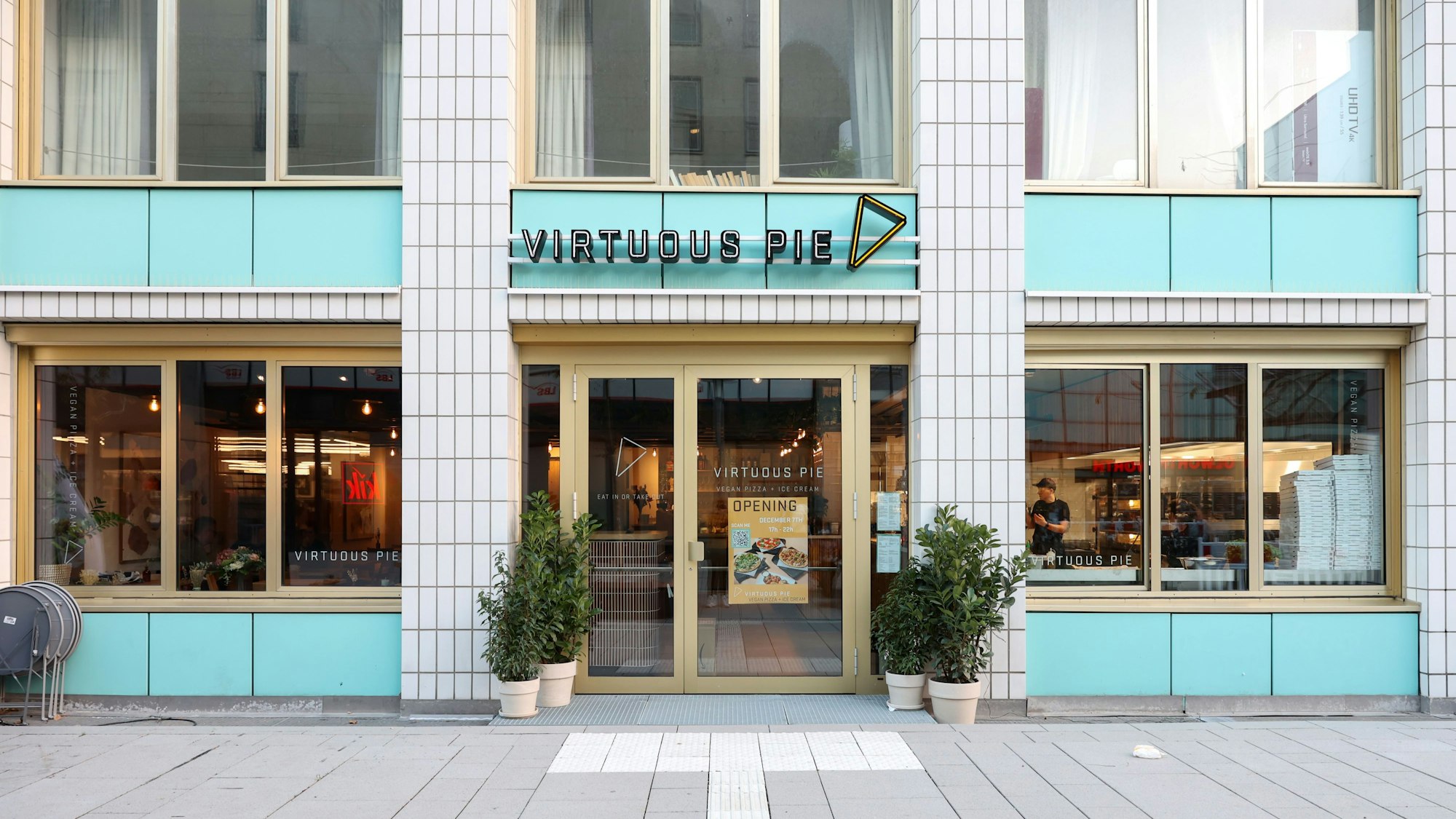 Frontansicht des „Virtuous Pie“-Restaurants im Ehrenfelder 4711-Haus.