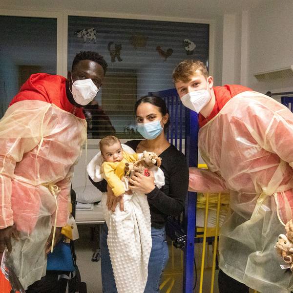 FC-Spieler Kingsley Schindler und Jonas Urbig besuchen Mihriban Burakcin mit dem kleinen Ali Merdan in einem Zimmer der Kinderklinik am Krankenhaus Porz.