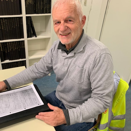 Achim Weiffen mit einem Familienstammbaum