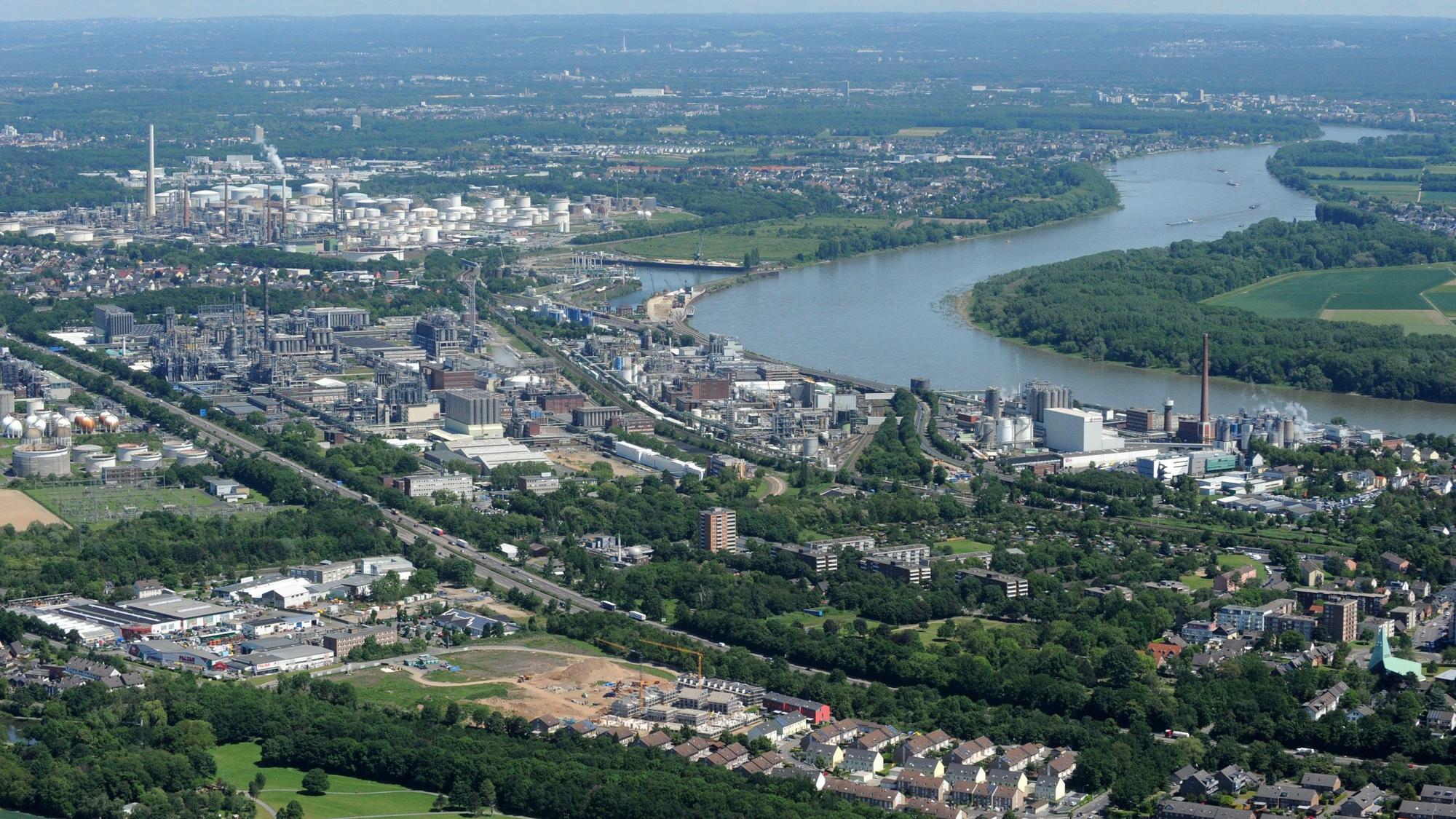 Wesseling am Rhein mit Blick auf Köln, Die Stadt Wesseling ist geprägt von Industriefirmen, Luftbild