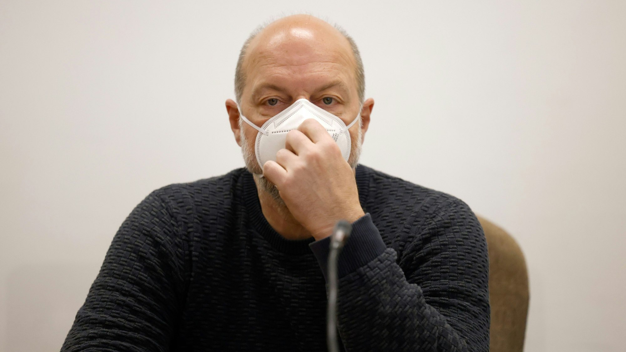 Der Angeklagte Thomas Drach sitzt auf der Anklagebank im Gerichtssaal des Landgerichts Köln.