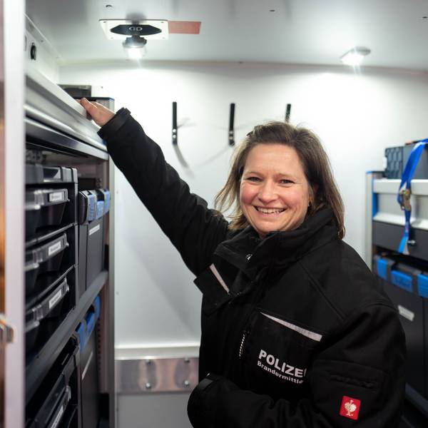 Die Brandermittlerin Jessica Scheer-Thielen steht in dem neuen Brandmobil und greift in ein Regal.
