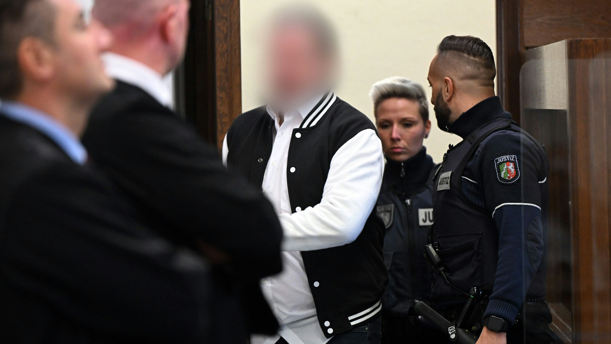 Das Foto zeigt den Angeklagten zu Beginn des Prozesses im September 2022. Sein Gesicht ist unkenntlich gemacht.