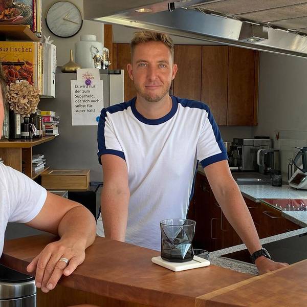 Steffen Müller-Lücke (links) und Thomas Lücke stehen an der Bar in ihrem Penthouse in der Kölner Innenstadt.