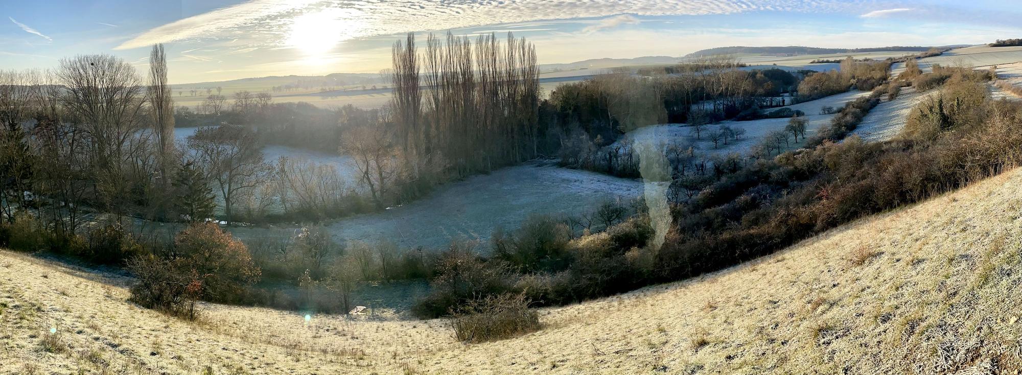Die Sonne geht über dem Rotbachtal auf.