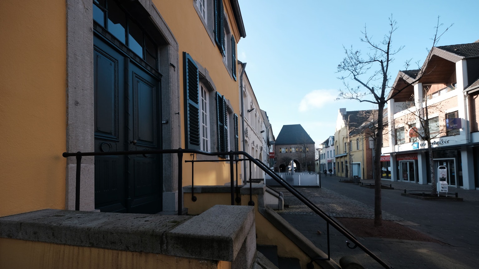 Die Fußgängerzone in Bergheim mit Aachener Tor.