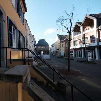 Die Fußgängerzone in Bergheim mit Aachener Tor.